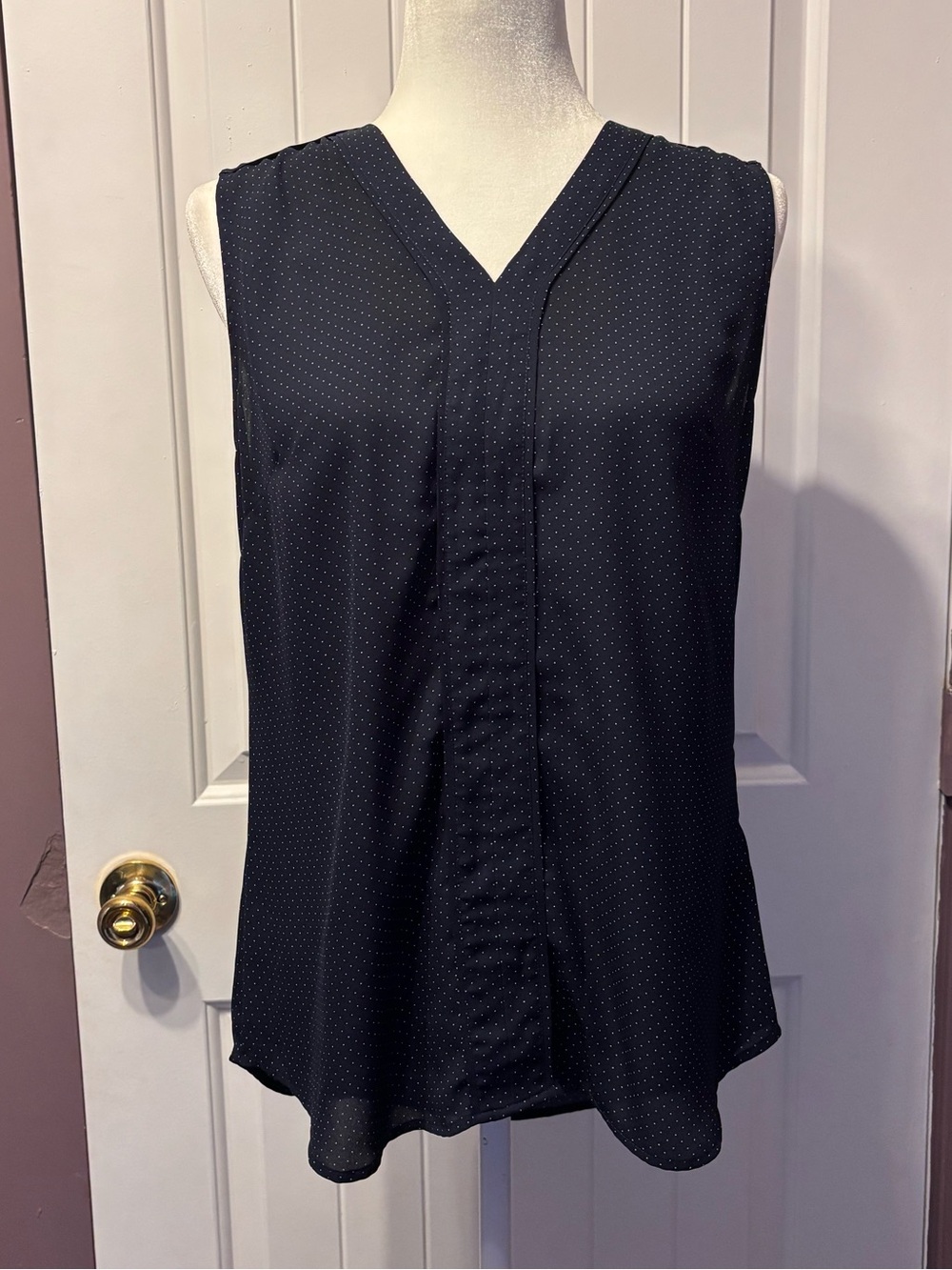 Banana Republic Sleeveless Navy Polka Dot V-Neck Top - Picture 4 of 8